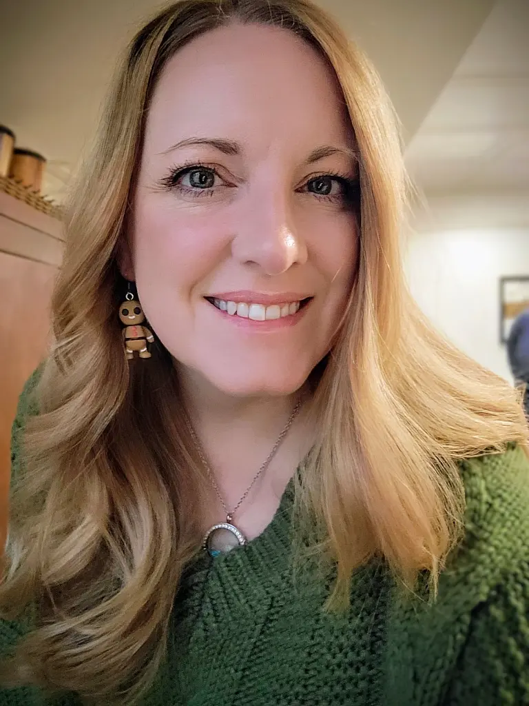 Gingerbread man earrings.webp